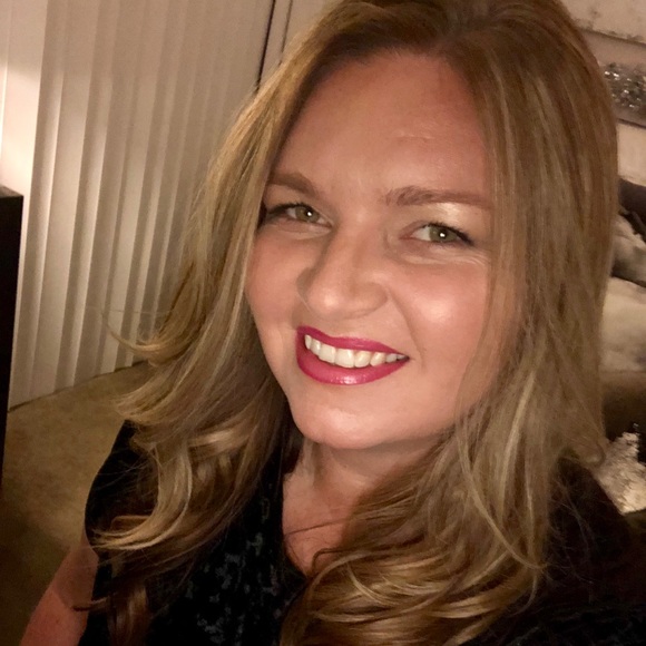 Meet your Posher, Tara 🍾🥂✨ - Picture 3 of 7